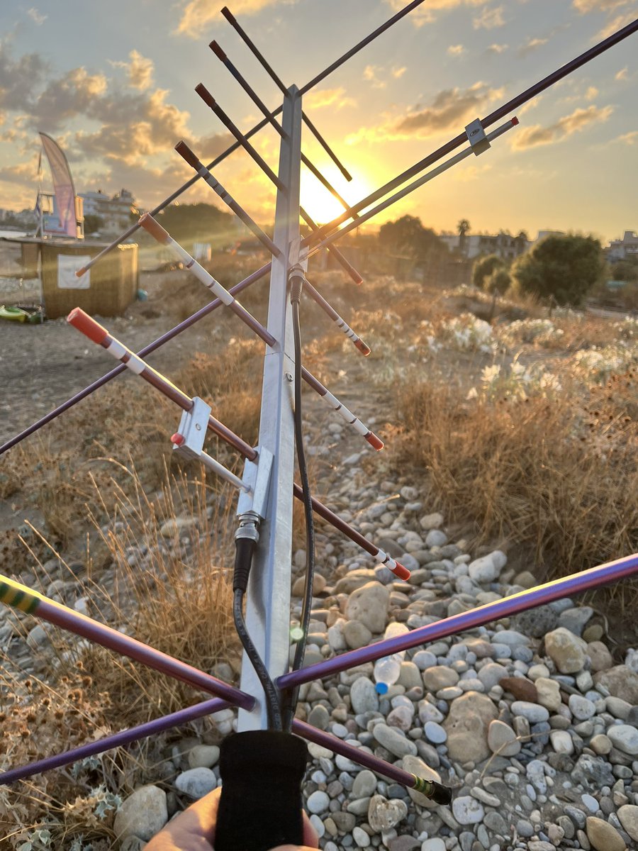 g6rby's tweet image. SATELLITES, SUNRISE & WILD DOGS ! SO-50 03:44z KM15/25 Gridline this morning. Thanks all who got up early! Maybe couple more passes and then 30 min walk back to town.
SV9/M1DDD
#amsatrovers
#amsat
