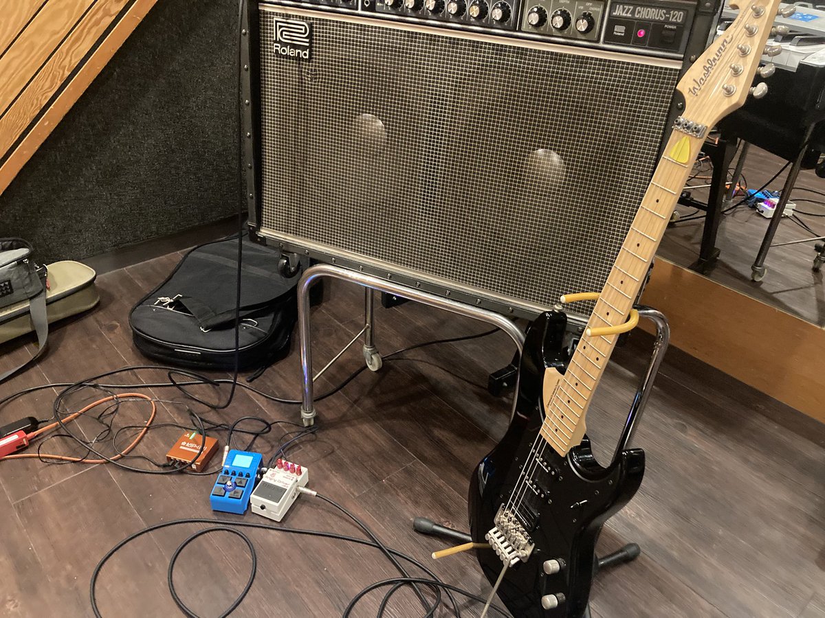 ギターを弾いています