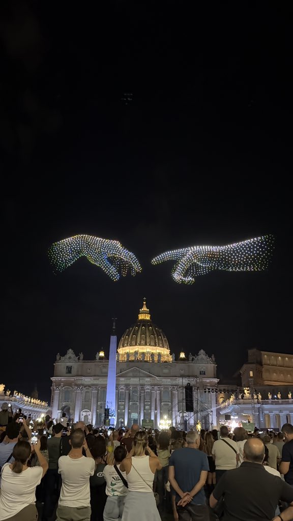 La piedad de Miguel Angel en lo alto de la plaza de San Pedro. espectacular. Tributo al Papa Francisco y los dedos de Leonardo. Impresionante show de Drones