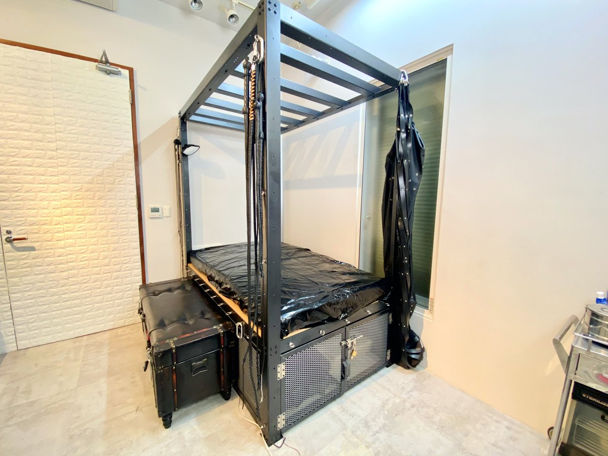 ⛓️檻付きメタル拘束ベッド売ります💰

価格: 15万円

断捨離中につき、破格でお譲りしまーす！
当時、税込38万程でフルオーダーしました。
(今は多分もっと値上がりしてる)
横120cm 縦200cm 高さ230cm
フルメタルで重厚感ばっちり！！
都内、都内近郊在住の方限定。
運搬組立はこちらで手配します🚛