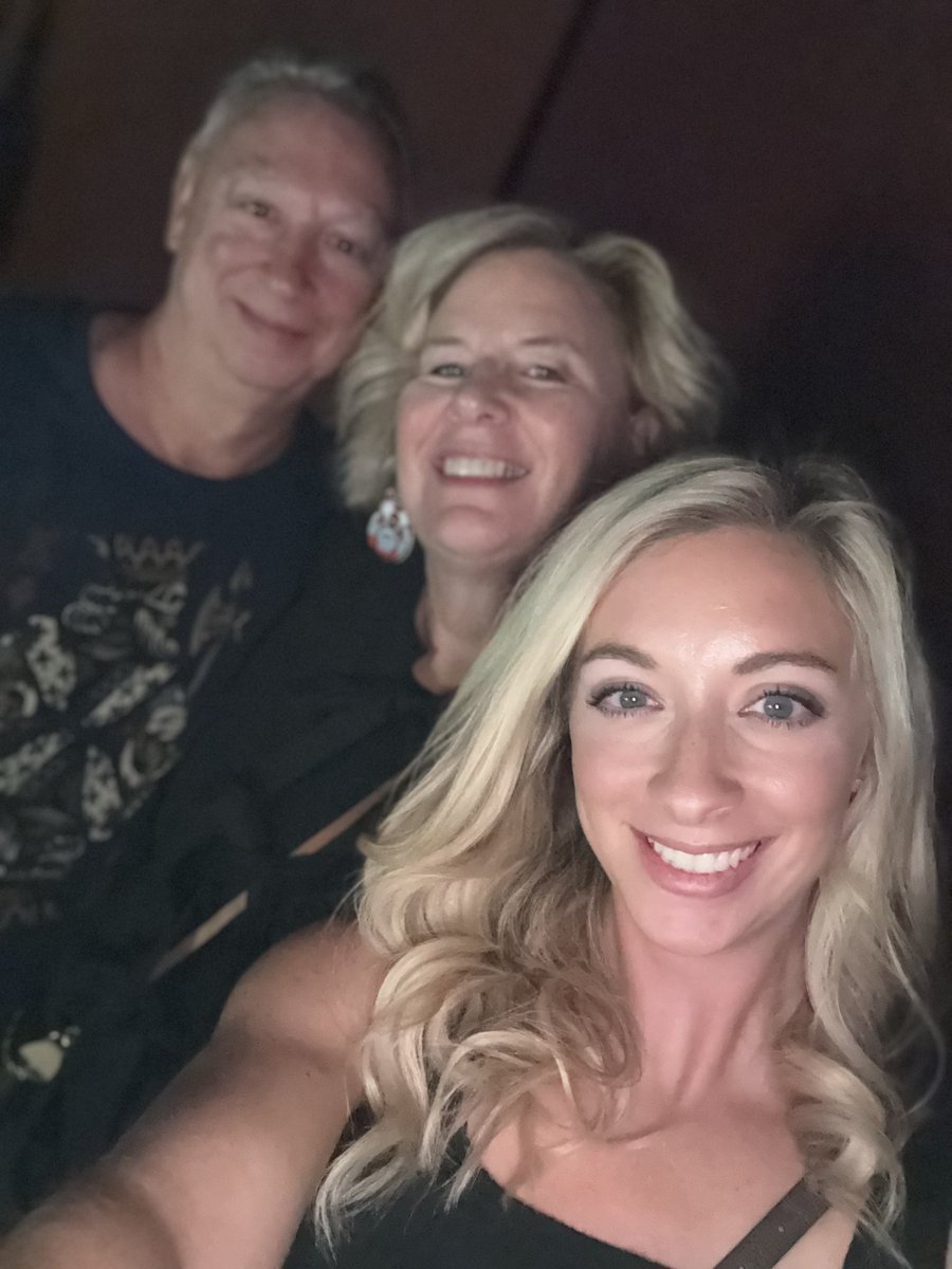 How lucky am I to b at a great concert with these 2 beautiful ladies. The queen and the princess. Haha. Gotta have that balance in life.