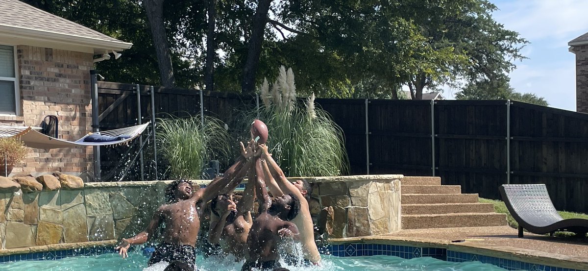 SummitFB's tweet photo. OLine and DLine enjoying the bye week with a pool party! Great Food Great Company to cap a Great Week! Big thanks to the Calhouns for hosting this group!
#byeweek #fatfest #summit https://t.co/EgXsmASTb0