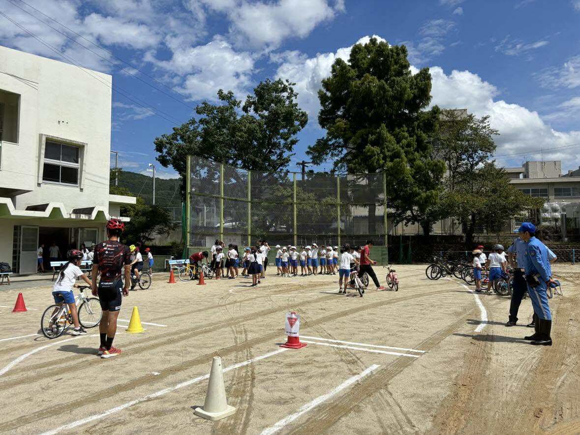 【9/11 黒木小学校で自転車安全教室を開催】

vc-fukuoka.com/blog/250913/

2025年9月月11日（木）に八女市立黒木小学校にて、「自転車安全教室」を行いました。

今回の教室では3年生、4年生の児童67名を対象に交通ルールや安全についての座学、そして小学校グラウンドでの実技講習に加え、特別に