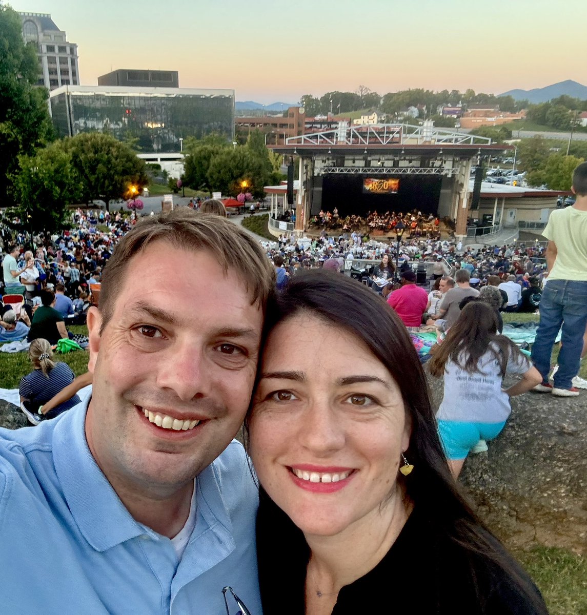 DRSuetterlein's tweet photo. Saturday night at Tacos Rojas and Roanoke Symphony Orchestra’s Symphony Under the Stars. Can’t beat an opening set that runs US National Anthem, cinema favorites, European classics, Jolene, Armed Forces salute, and Take on Me! https://t.co/oG7clg7F9c