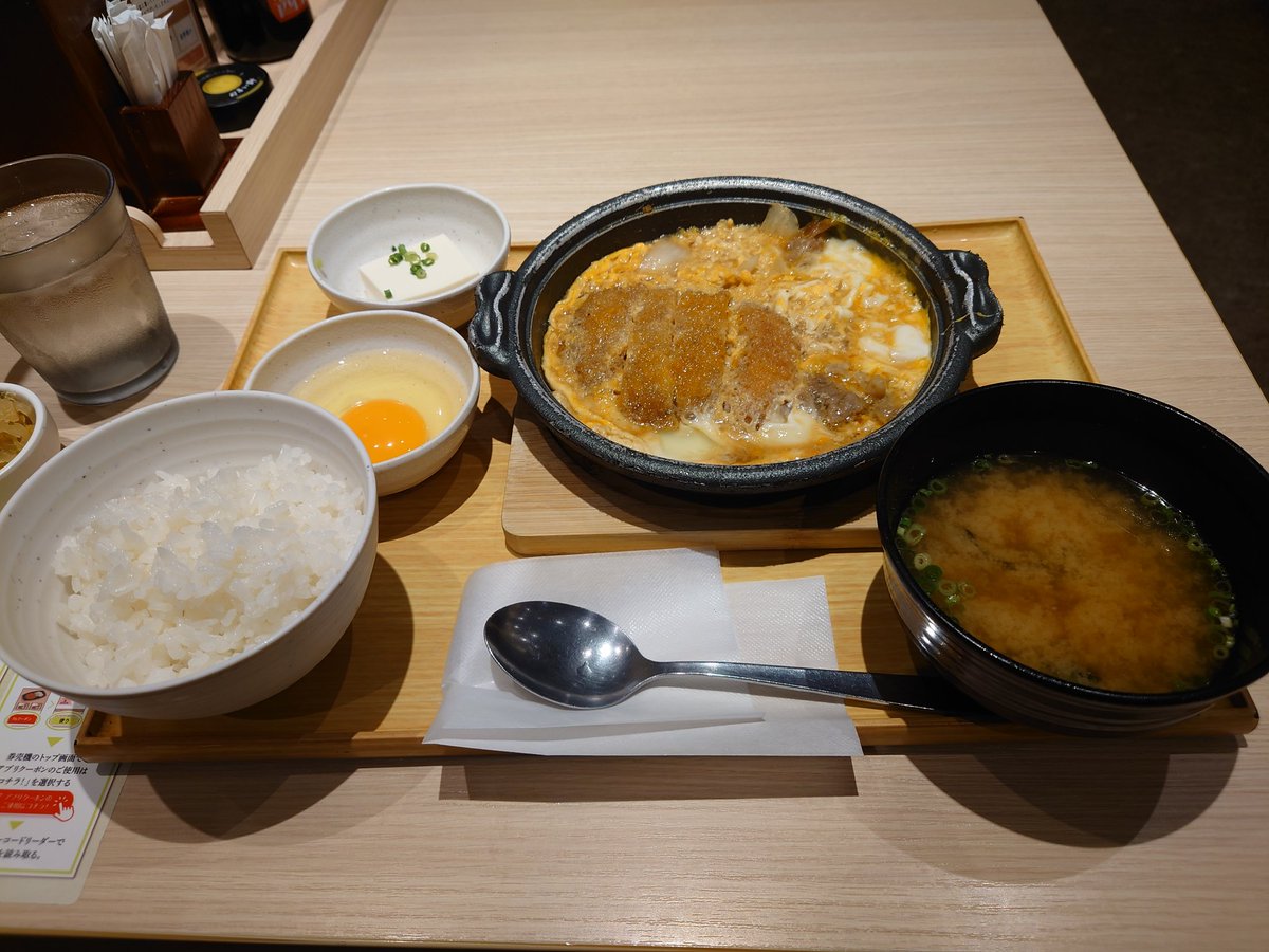 朝ごはんという名の晩飯。
やよい軒はミックスとじ定食しか勝たん！