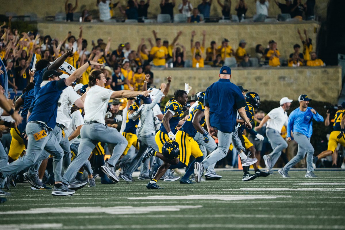 WVUfootball's tweet image. Comeback ... 𝘾𝙊𝙈𝙋𝙇𝙀𝙏𝙀.