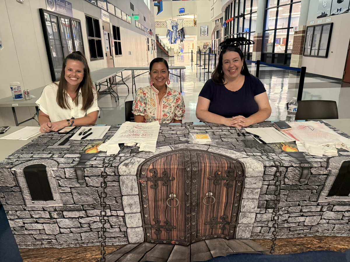 Thank you to our amazing Student Council and PTSA for everything you do to make Homecoming special for our community! I am so thankful!! 💙