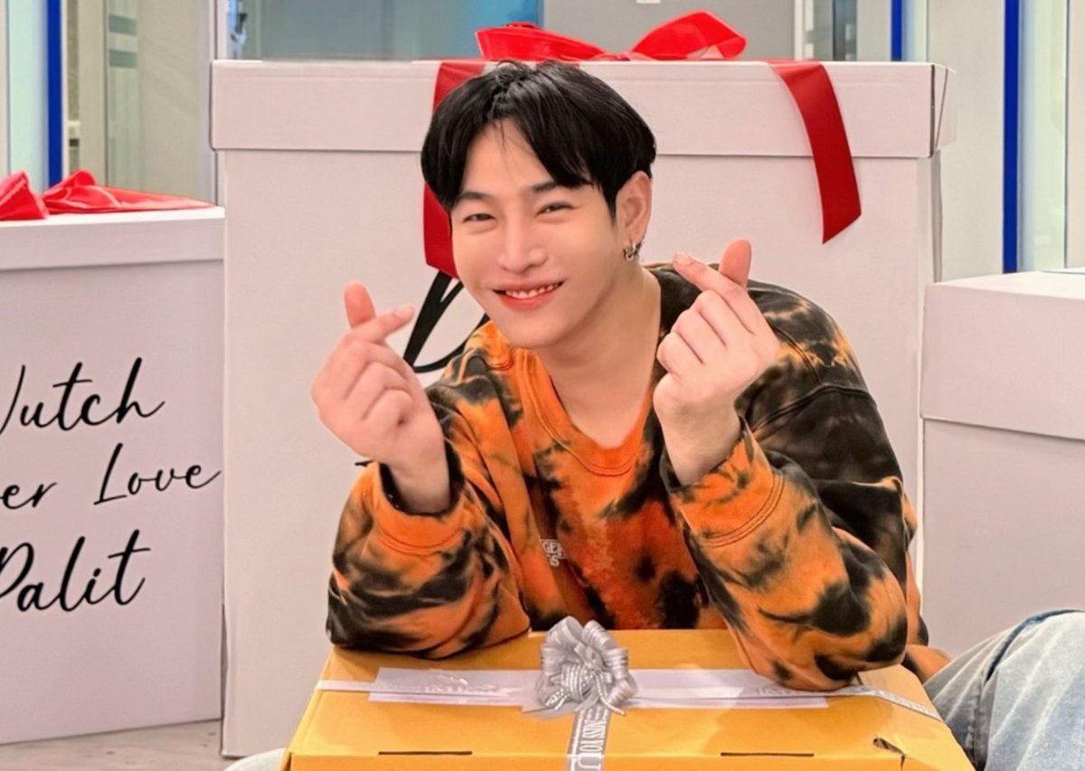 ArtyGowan's tweet photo. มอร์นิ่งค่า @peckpalit 🦋 เช้านี้ตื่นมารู้สึกได้ว่าโลกไม่ร้อน 🍀 คนน่ารักไปเจอแม่ค้าน่ารัก โลกสดใสใต้เงาฝนเยย 🌺✌️☔️❤️
#มอร์นิ่ง702
#เป๊กผลิตโชค #PeckPaLitChoke https://t.co/EwMoDJh7Yk