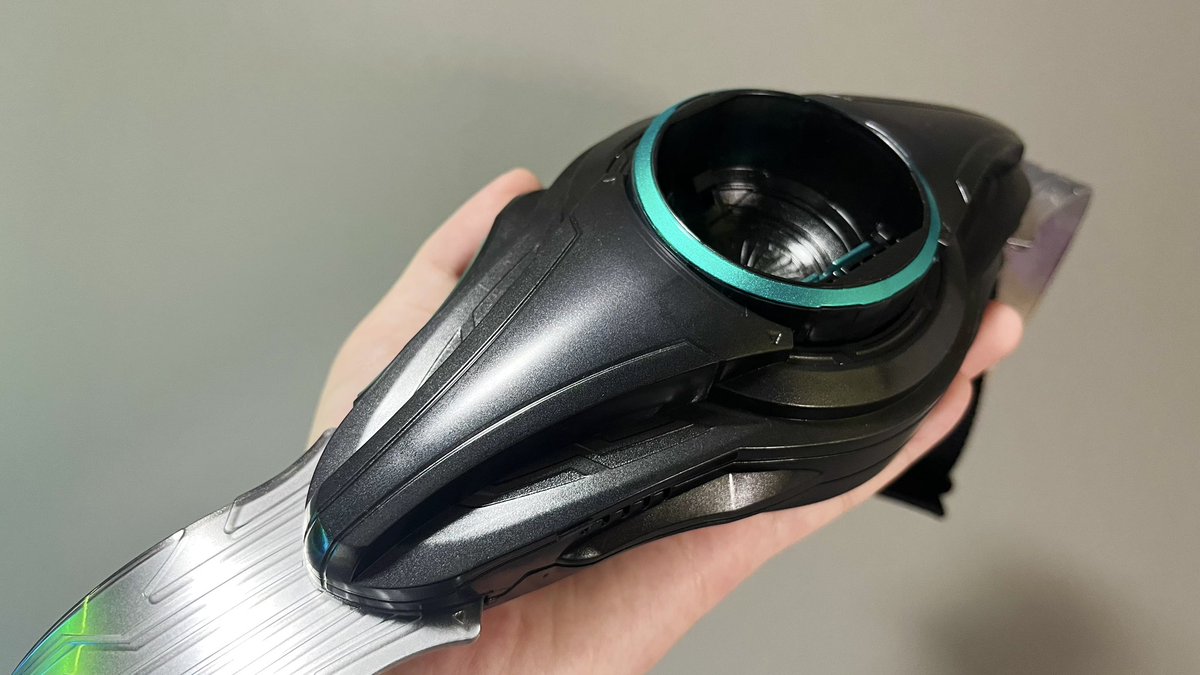 ゼッツドライバー
プロップ風に塗装しました。

本体はメタリックのブラックをグラデーション塗装、
帯は裏からシルバーを塗ってます。

#仮面ライダーゼッツ