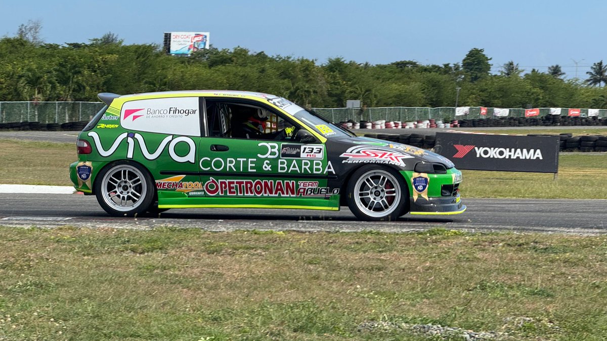 Aqui en el patio se corre mañana y Jonathan Basden hizo la pole en su famosa Civic EG de la escudería Basden-Viva

El piloto hizo un tiempo de 1:25.986 

Lo acompañará en primera fila “el Jiuce” Giusepe Rivas en el Honda S2000 

📸 <a href="/AquilesRamirez/">Aquiles Jose Ramirez</a>