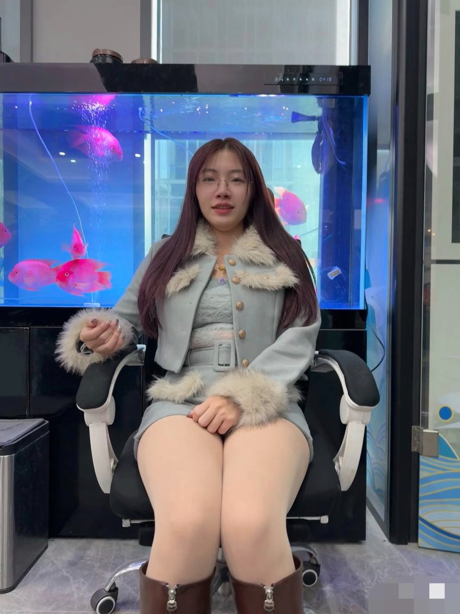 上一期大家都挺爱看的 继续再更一期
第一套是我最喜欢的搭配，光腿神器配白色连衣裙，罕见的把头发挽起来，带点高贵气质的穿搭和发型被骚脸和丝袜变的非常有色感，看我的想被她厚丝肥臀坐脸
#厚肉丝 #靴子 #腿控福利 #光腿神器