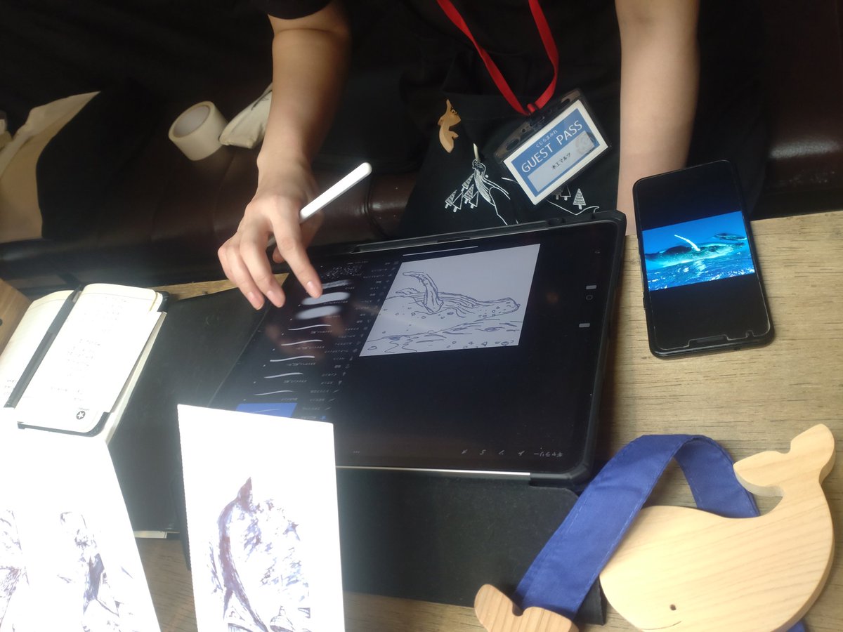 【くじらまみれ作品紹介📣✨】
＃くじらまみれ2025　#くじらの博物館
くじらまみれ🐳2日目開催中🎉
本日からご参加の木工マルツさんの作品🖌️🖼️
木材を切り抜いて生み出されたかわいいクジラたちのキーホルダーです✴️実演ブースでは絵画作品も実演展示中！（絵画作品は展示のみ）🙆