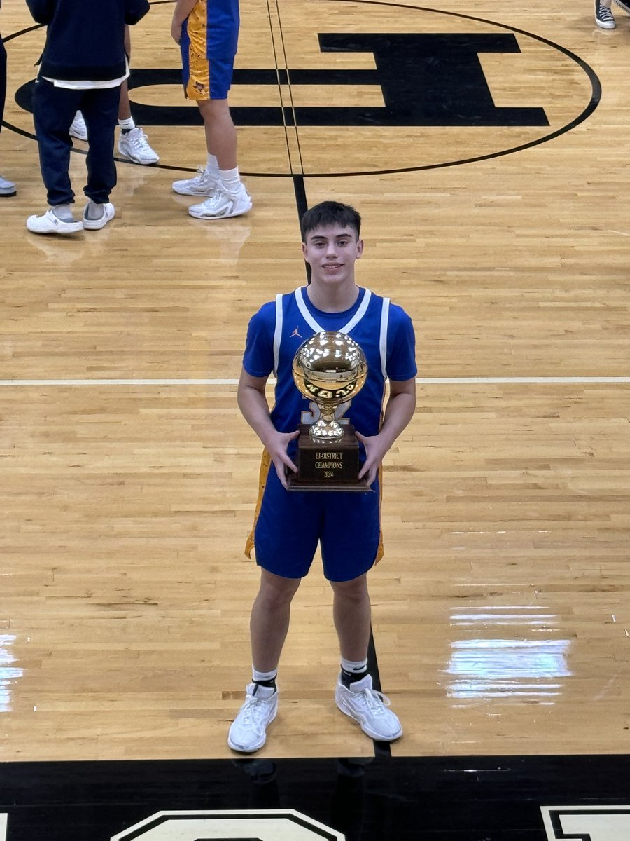 EastwoodBasket1's tweet image. Please join me in wishing this young stud, Christian Alvarez, a very Happy Birthday!!! Here’s to many more!! @Ray_Marshl @RobRobledoEHS
