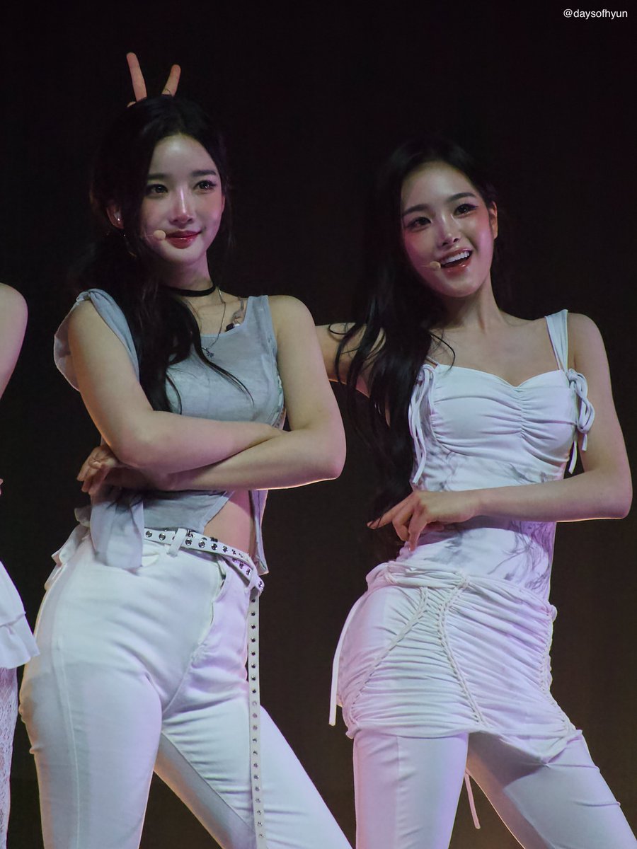 daysofhyun's tweet photo. Jiyeon gave Yooyeon bunny ears at the end of Cherry Talk 😂

#tripleS #트리플에스 #tripleSinDallas #tripleS_Alpha_Percent #tripleS_AlphaPercent_Review_inDallas https://t.co/FfvMGFXUb1