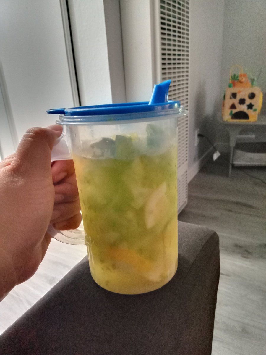 PurpleDoe_'s tweet photo. Enjoying my green tomato lemonade 🍋 after a long day 😊 https://t.co/DfeGvgN3PN
