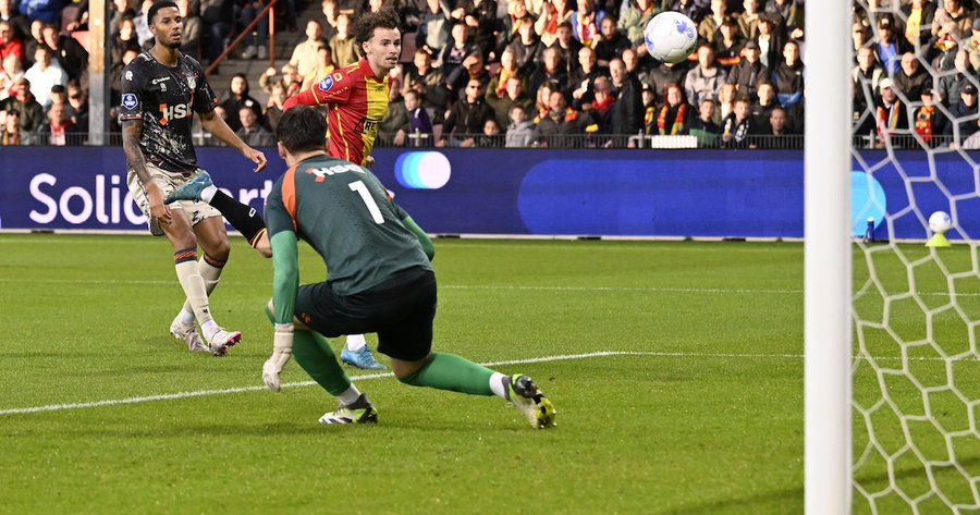 FootballGoats97's tweet image. Jakob Breum on fire!
The 21 year old Danish U‑21 international opened the scoring in Go Ahead Eagles’ 3-0 win over Volendam.
“Celtic could’ve taken a leaf out of Rangers” scoffed the Go Ahead Eagles chief, and Breum just proved why!
#goaheadeagles #nextgen #Eredivisie #risingstar