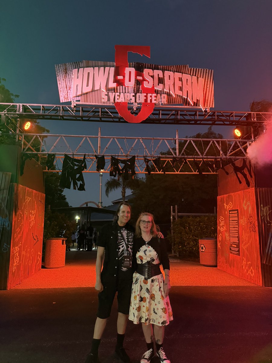 SteveSievers's tweet image. Tonight we are covering #howloscreamorlando Thank you Seaworld for badges and thank you LORD for the blessing.