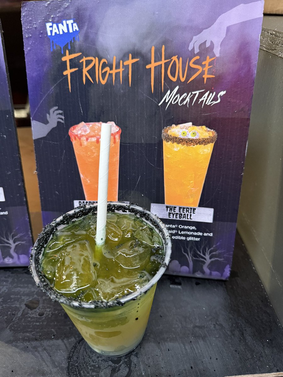 SteveSievers's tweet image. Tonight we are covering #howloscreamorlando Thank you Seaworld for badges and thank you LORD for the blessing.