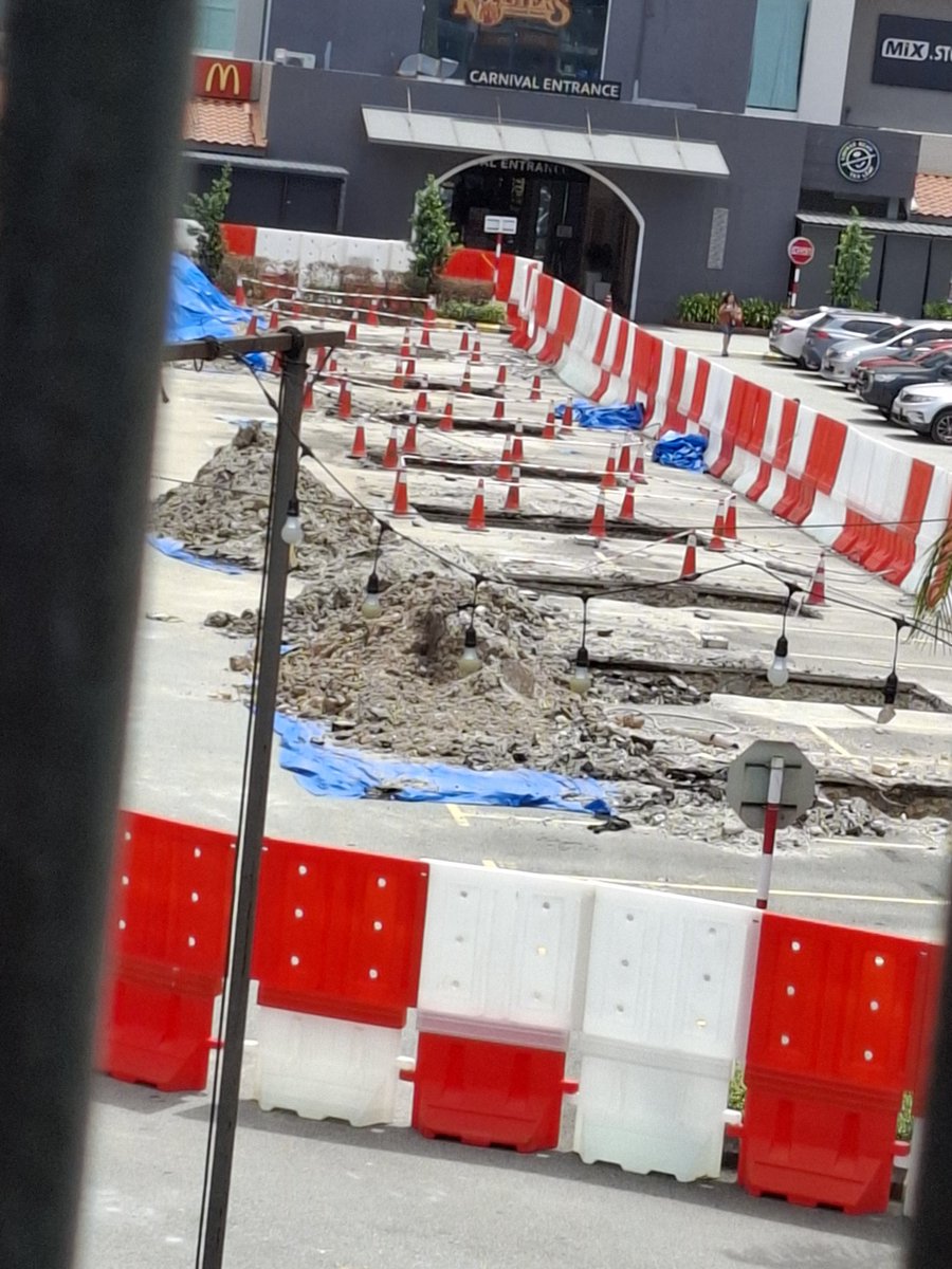 formalgreeting's tweet image. SingKing hole is design at parking lot with drowsy smell. LET&apos;s guess who are their target please?