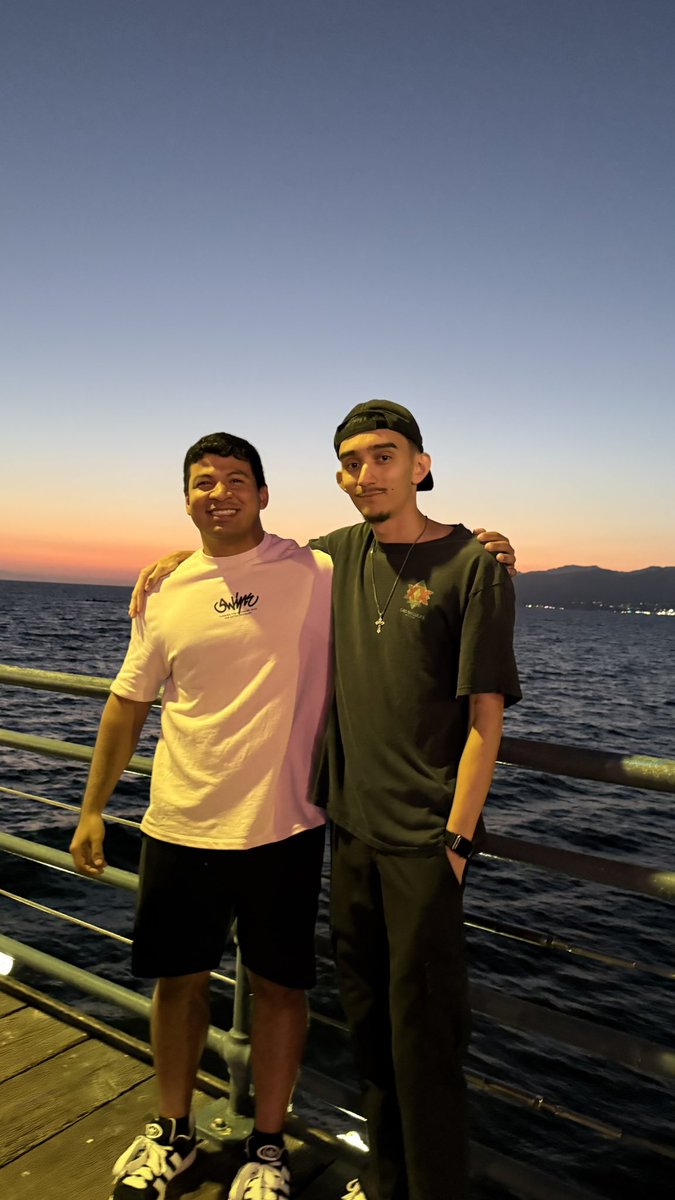 This is Kuhza, he’s from Panama

13 years ago, we met on the Xbox 360 playing MW2. Today, I finally met him in person

Online friends are the shit