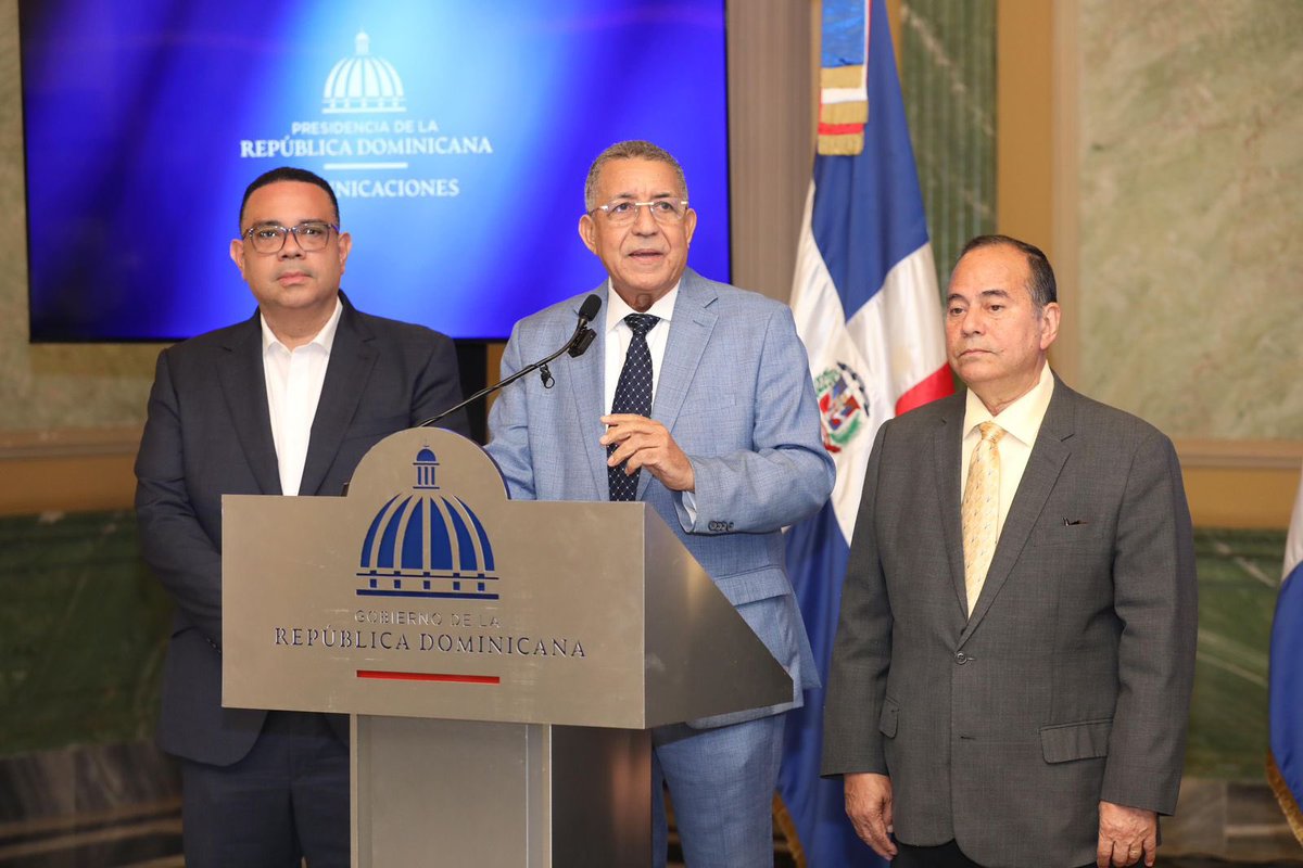 PamGnzalez's tweet photo. El presidente Luis Abinader dispuso que el Superintendente de Salud y Riesgos Laborales, Miguel Ceara Hatton, y el director del SENASA, Edward Guzmán, entreguen ante la Procuraduría General de la República un informe con graves irregularidades detectadas en Senasa.

#Presidente https://t.co/ykA4YTpSLE