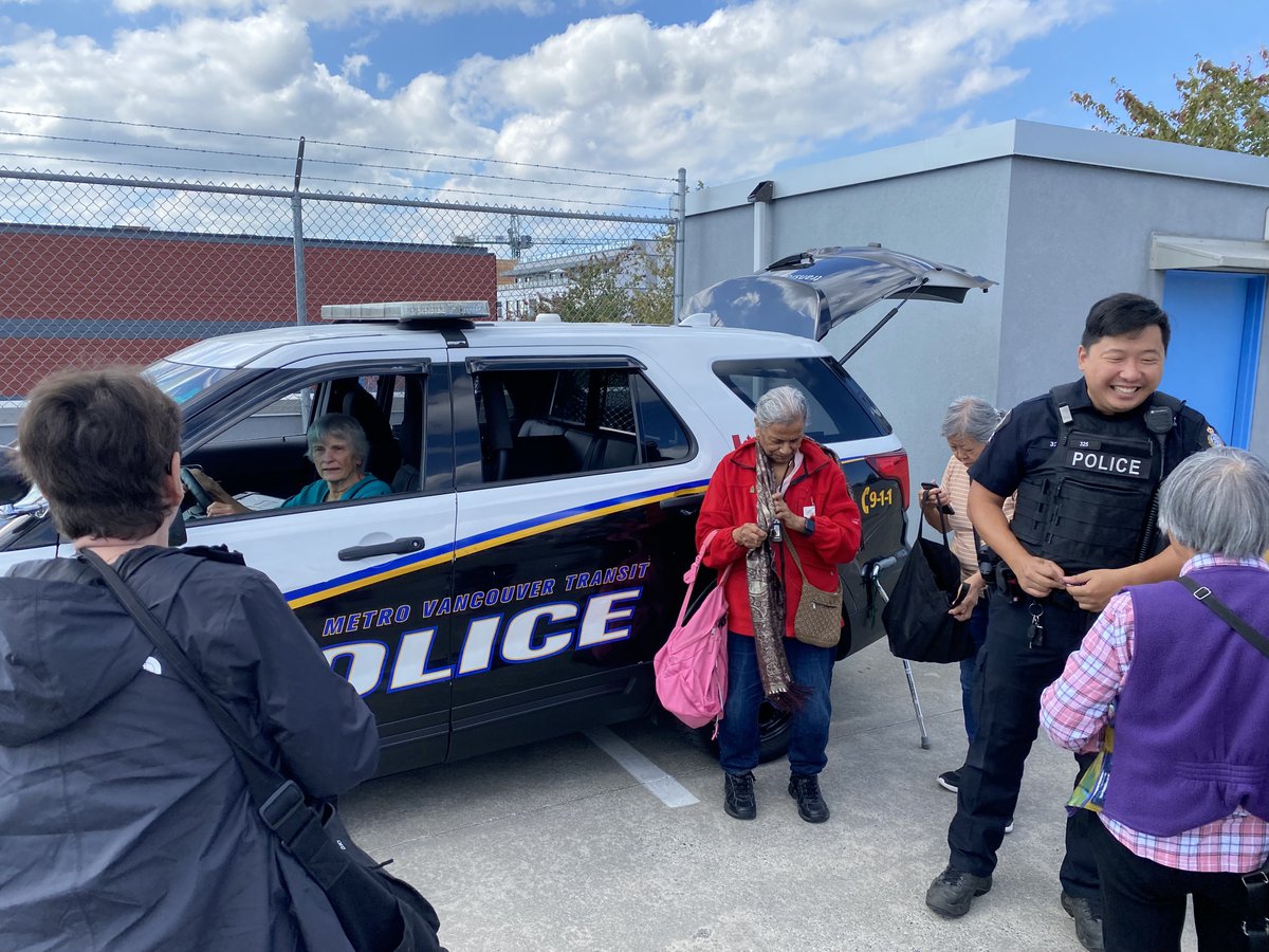 HastingsCPC's tweet image. 👵 Bright Moments Meets @TransitPoliceBC 👴Today was truly a bright moment for our seniors as they meet officers for afternoon of stories, #smiles, and connection! From #safety tips to shared #laughs, it was a #heartwarming exchange that reminded us of our strong #community!