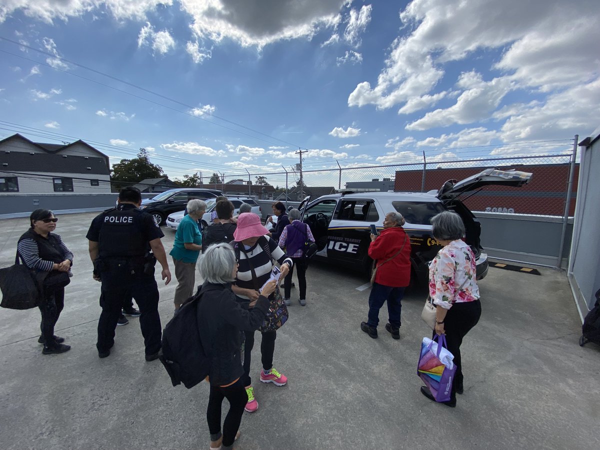 HastingsCPC's tweet image. 👵 Bright Moments Meets @TransitPoliceBC 👴Today was truly a bright moment for our seniors as they meet officers for afternoon of stories, #smiles, and connection! From #safety tips to shared #laughs, it was a #heartwarming exchange that reminded us of our strong #community!