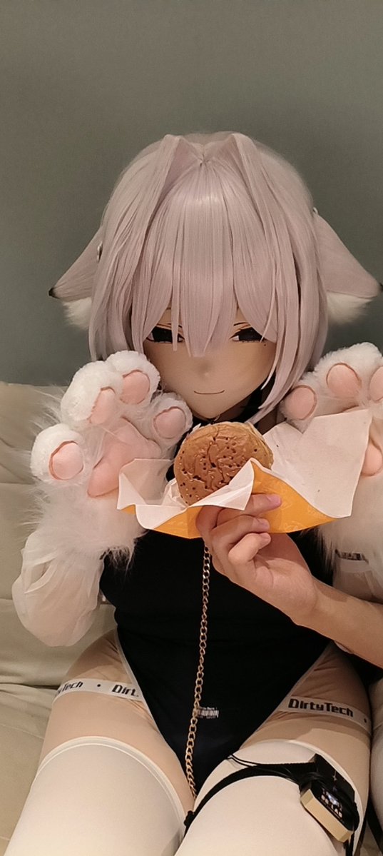 小猫，你可以吃芝士汉堡
Kitty,you can have the cheeseburger
#kigurumi 
感谢头壳主人🎭：<a href="/Swallow___Snow/">Microsoft Office Word</a>
填充物：我