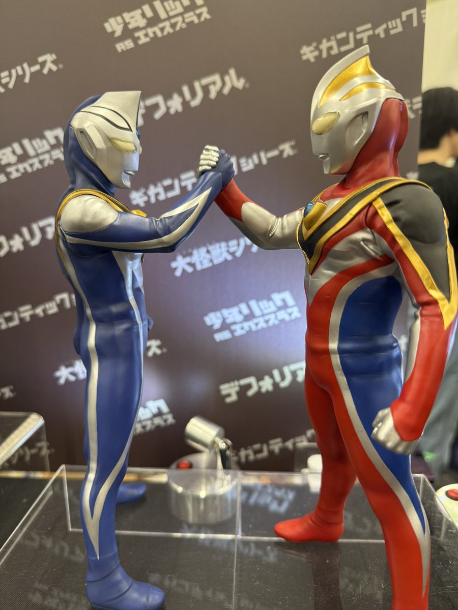 shounen_ric_xp's tweet photo. 🏮#ツブコン 最終日🏮
現在好評受注中🔥
ウルトラマンガイア スプリーム・ヴァージョン
https://t.co/fh3BWZyFk2

ウルトラマンアグル(V2)
https://t.co/I35D6NnLqh

ガイア付属の特典パーツを使用した状態で展示中✨
劇中の名シーンが目の前で蘇ります🤝🌅

#少年リック #エクスプラス #ウルトラマン https://t.co/rn6uDKWP18