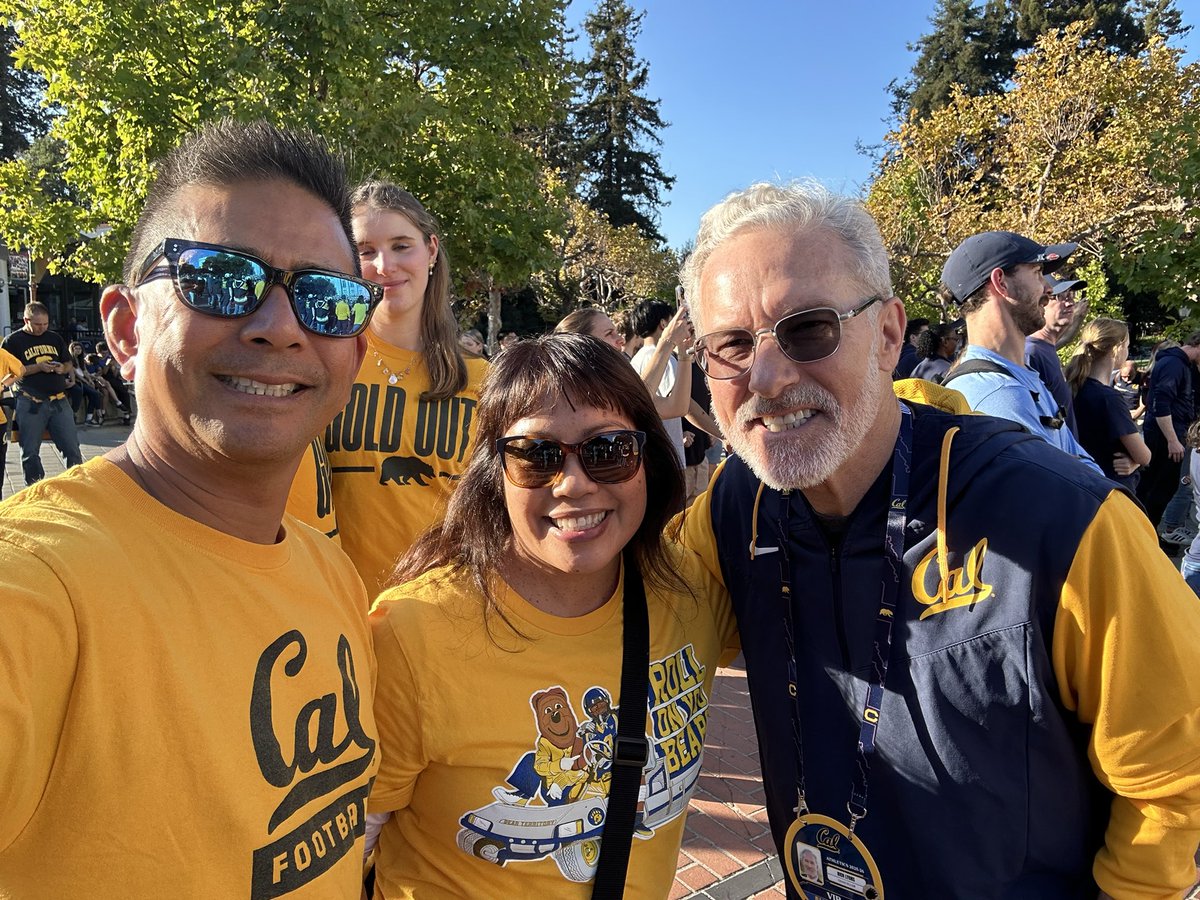 CalFan92's tweet image. Pre-game photos with Chancellor Lyons and Jahvid Best. #GoBears #Calgorithm