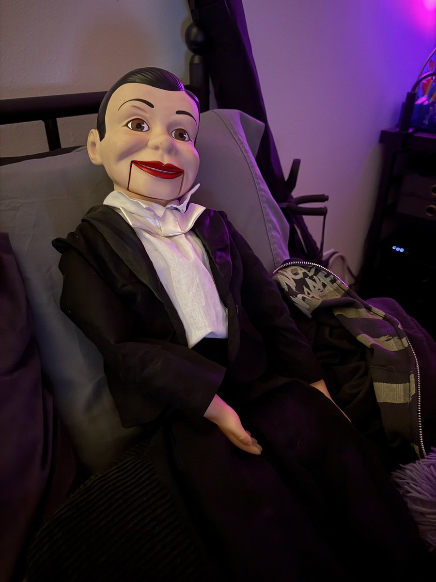 r4zor2r0sary's tweet image. he&apos;s watching like &quot;wait is this fucking play about us?&quot; #MCRTAMPA