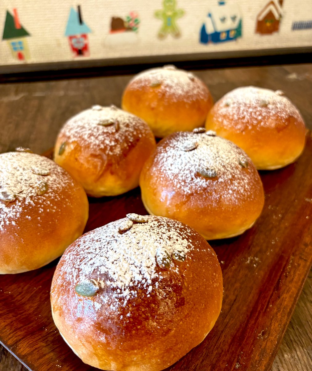 Avonlea_Cake_R3's tweet image. おはようございます。
本日もオープン致しました！お出かけしやすい気温になってきました🍁
ご来店お待ちしております🍞
⭐︎ナガノパープルのカスタードデニッシュ🍇
⭐︎枝豆ベーコンエピ🫛🥓
⭐︎桃あんパン🍑
本日おすすめです！
#デニッシュ
#ベーコンエピ
#桃あん
#江古田
#東長崎
#パン屋