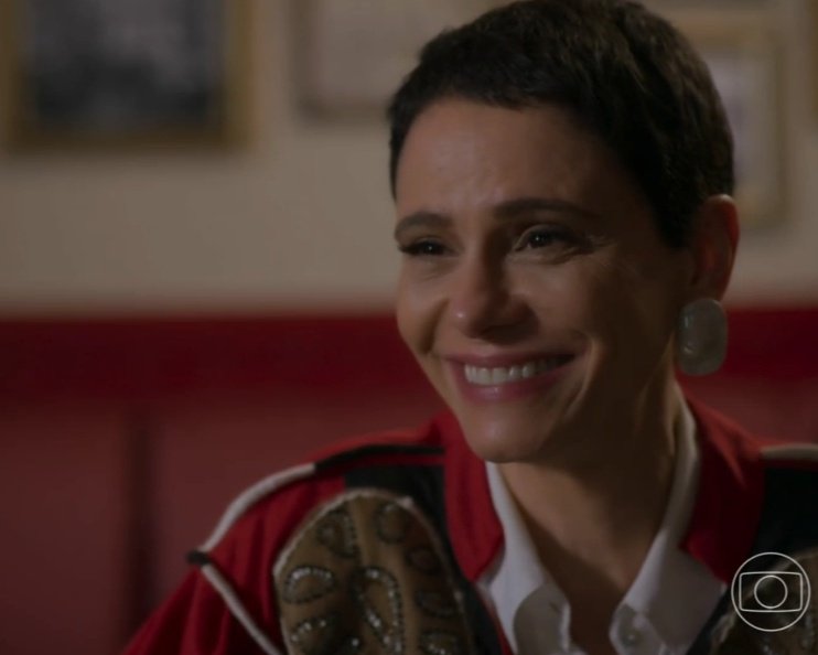 O sorriso dela chega até os olhos! A Celina esperou todo esse tempo pra enfim pedir perdão.

Se amam na calmaria em contraste com a turbulência da vida dela. #ValeTudo