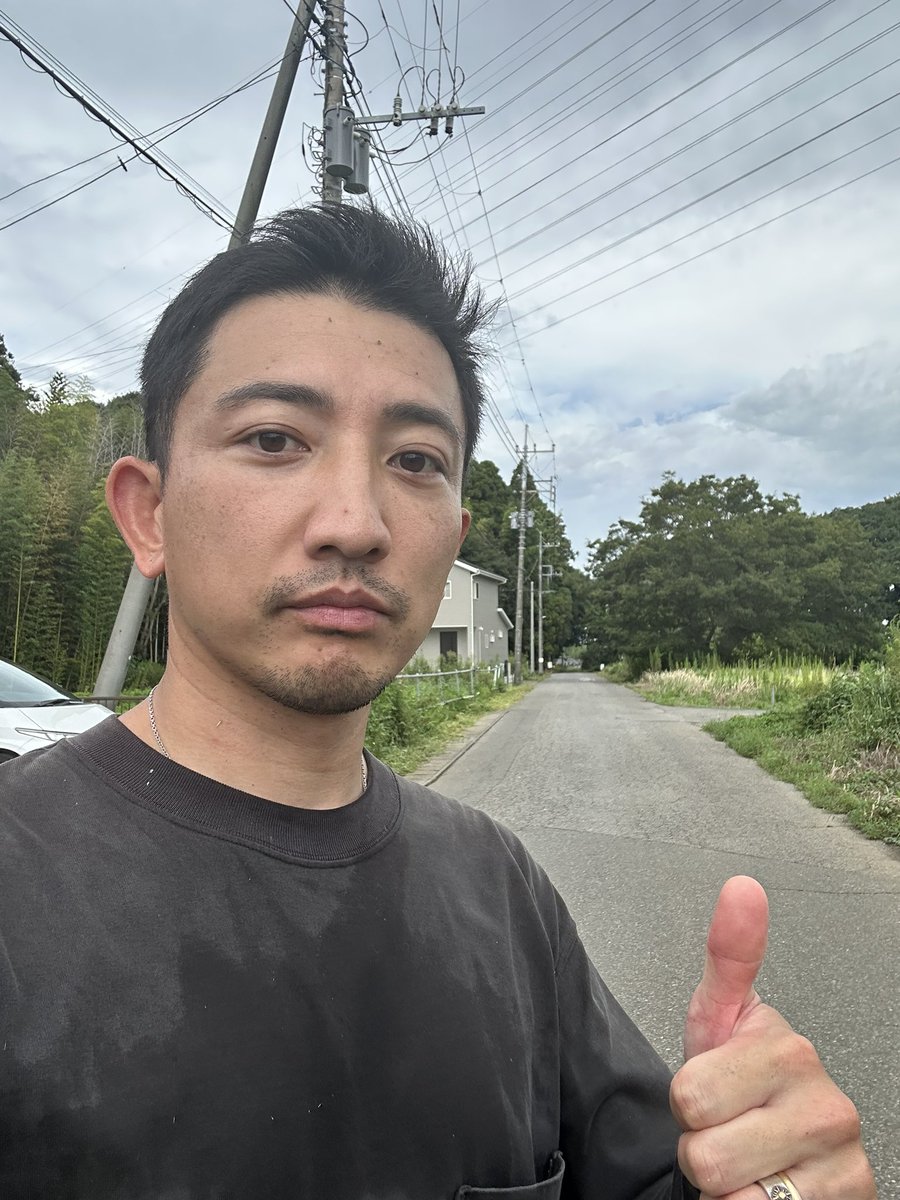 yukigoto0710's tweet photo. 今日も八街市草刈りボランティア活動してまいりました。

今日はご依頼がありました通学路の草刈りです。
こちらは歩道もなく車がかなりスピードを出して通る道です。

子ども達が安全に登下校できるように
本来なら歩道やガードレールの整備が必要ですが、
八街市はガードレールがほとんどありませんので【安全】が当たり前ではありません。

ボランティアで出来る範囲は今は凄く僅かですが、
人が集まればたくさんの場所を同時に草刈りができます。

業務委託している草刈りのエリアをもっと縮小できれば、
その分の税金を歩道やガードレール整備に回すことができます。

市民協働で市の委託費を削減し、
たくさんの声を行政に届けることで
市民の声が届きやすい環境が作れます。

一人ひとりが納めている税金を自身や家族の安心安全に繋がる事に使ってもらうためにも、
行動で訴えかけていきませんか？

これからも輪を広げるために頑張ります！

#後藤祐樹 
#八街市議会議員
#八街市
#ボランティア
#草刈りボランティア
#ボランティア募集中
