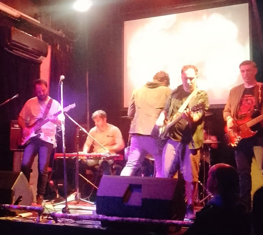 Muy arriba y lindo de escuchar <a href="/somosminiaturas/">MINIATURAS</a> en El Emergente.