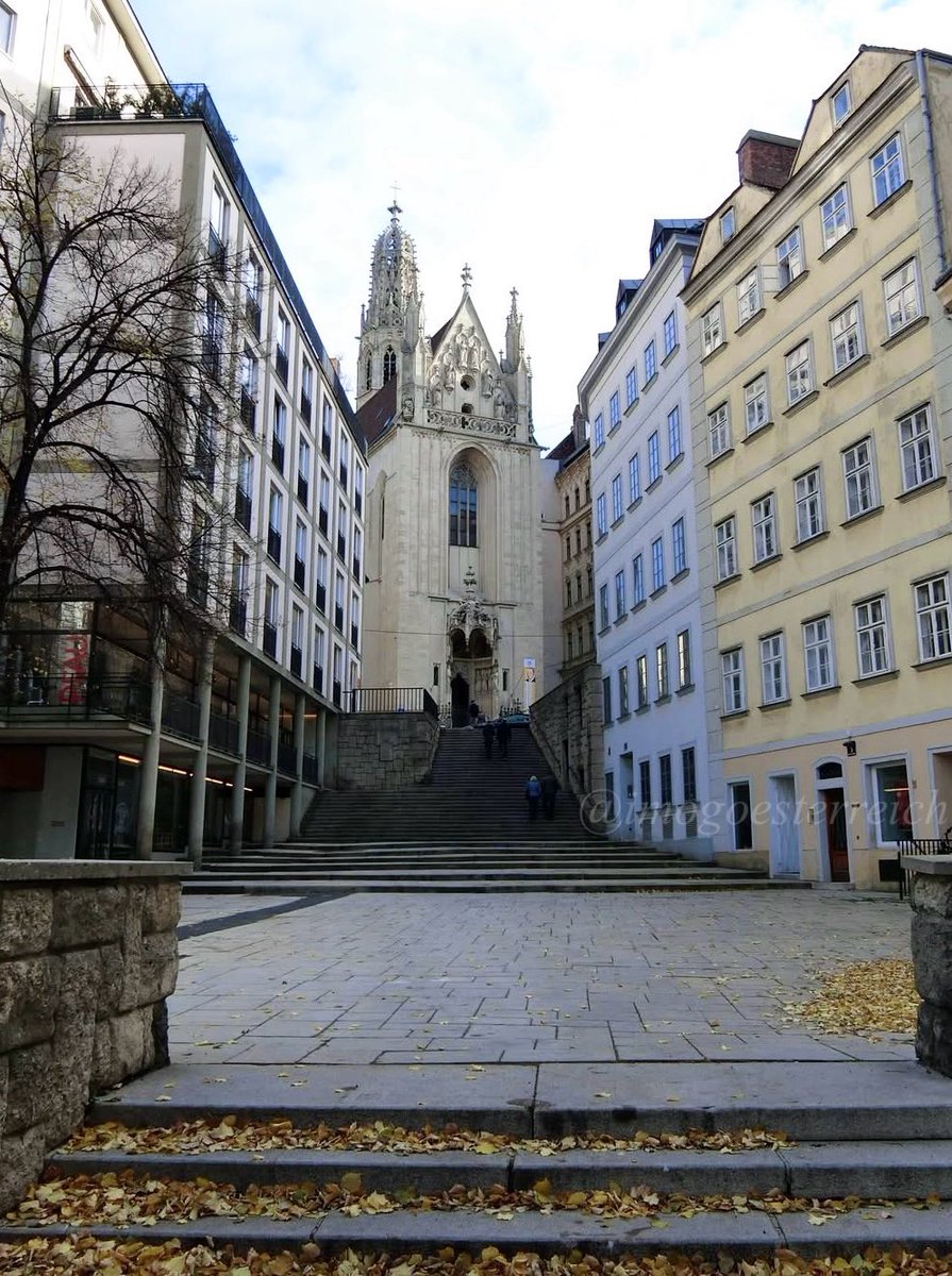 #オーストリア階段コレクション
Am Gestade
ウィーン旧市街の北部、この辺りはかつてドナウ支流の土手だった場所です。階段の上に12世紀頃から建つ教会は船乗りや漁師のための教会で、19世紀からはその場所にちなみ「岸辺のマリア教会」と呼ばれるようになりました。