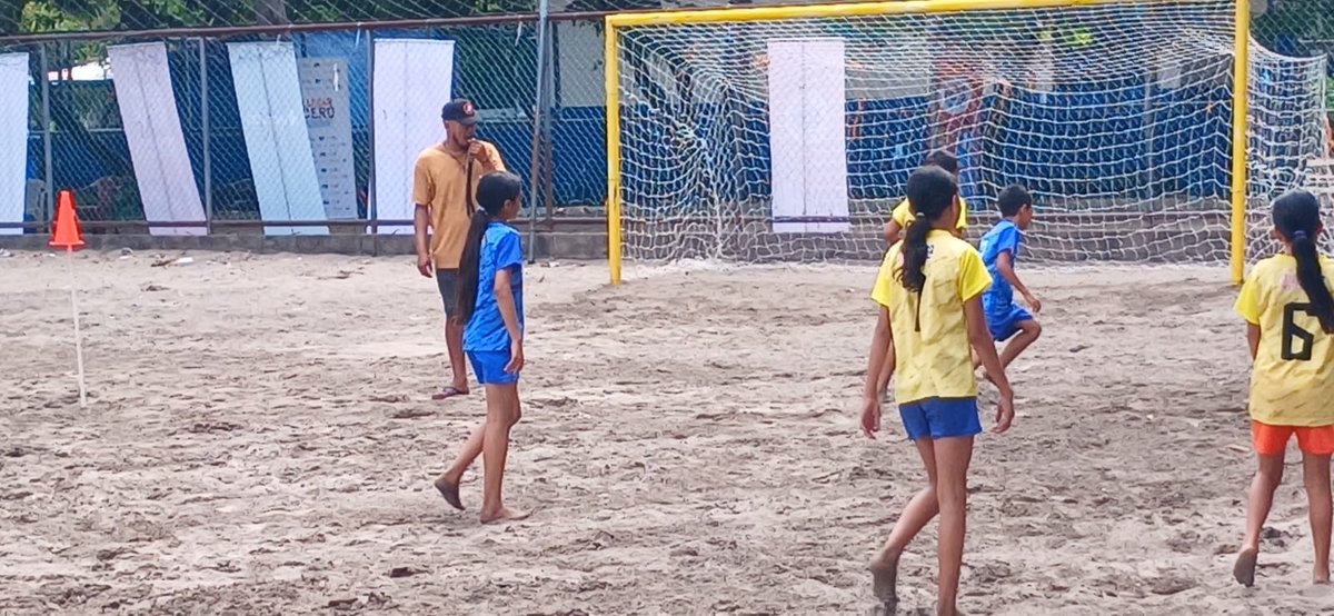 Una de las cosas que más amo en la vida es poder compartir con los niños,  tener su atención y enseñarles un poco de lo que estoy aprendiendo junto a ellos, Bitcoin te cambia la vida y el fútbol teda  oportunidades gracias a #BitcoinBeach !el futuro está aquí!