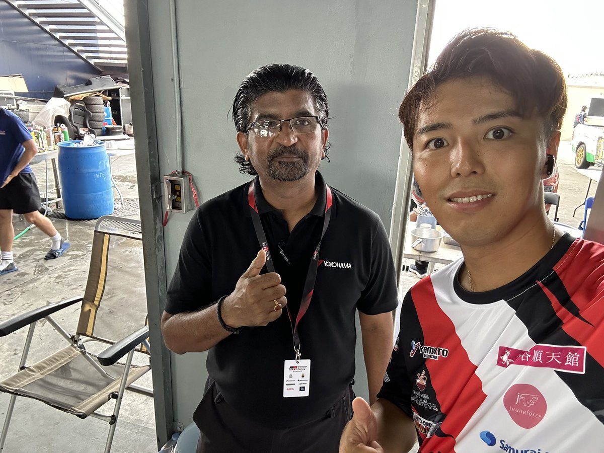 よし！
行くぞっ！

Quolifay 9:00~(11:00~)
Race 12:15~(14:15~)

ドバイのヨコハマ担当の方が
「FB友達なんだよ！今日も頑張って」と
わざわざ会いに来てくれました

気合い入ります
