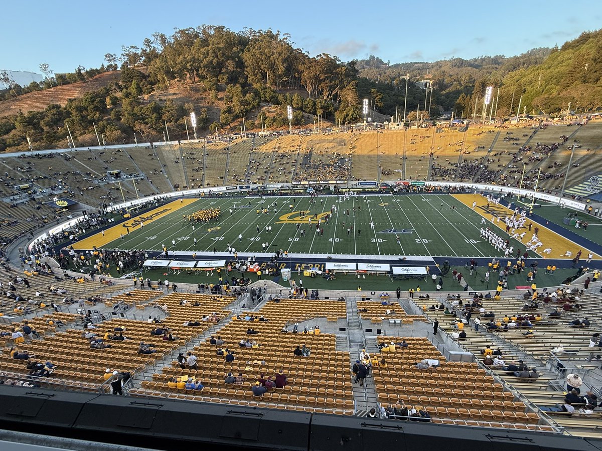 Almost time for kickoff. #BeatCal