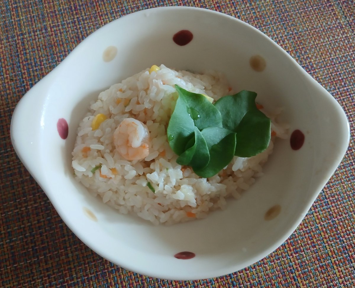 ローソンさんいつもありがとうございます🥰
海老ピラフを選びました。
彩りにオカワカメを添えました。
ポン酢を少しかけても美味しいですね😋
１９２円分、保護猫活動に寄付させていただきました🐈️
#ローソンのオリジナル冷凍米飯当たったよ
