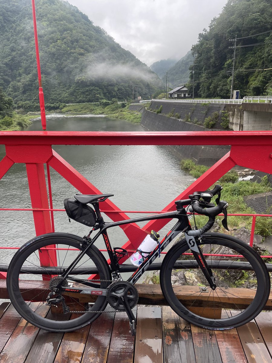 何年か振りの雨ライド🚴‍♂️びしゃびしゃになりましたが涼しかったです⤴️アルミからカーボンに乗り換えて初めての井仁の棚田に来ました🎵激坂トレーニングになりました⤴️
#ロードバイク　#スコットアディクト　#ヒルクライム　#井仁の棚田　#サイクリング　#カーボンロードバイク
