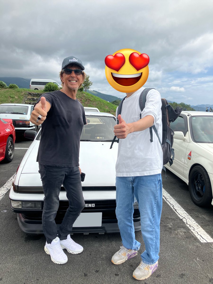 4A_02's tweet photo. 自分の愛車の前でDave Rodgersさんとツーショット！！！！
マジでヤバい！！！！ https://t.co/UFXFra7VRr