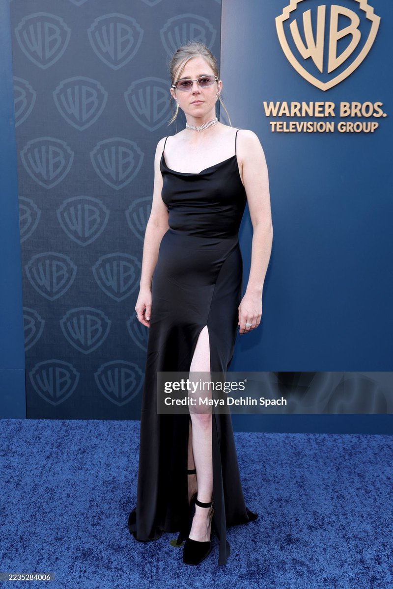 PittCrave's tweet image. Taylor looks dazzling at the Warner Bros Emmy party