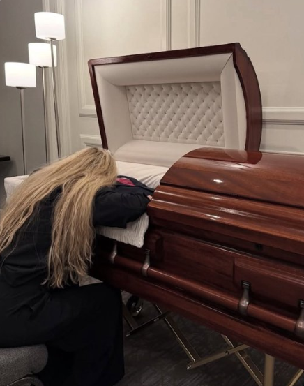 NizNellie3 (@niznellie3) on Twitter photo 🚨 Dr. Elizabeth Lewis, Pediatrician, Children's Hospital of Los Angeles.
Celebrated the murder of Charlie Kirk by posting: "Let's also not forget this man was a piece of sh*t!!!"
Leftism is a cancer that produces doctors who laugh at widows and their children. <a href="/ChildrensLA/">Children's Hospital LA</a> 🚨 Dr. Elizabeth Lewis, Pediatrician, Children's Hospital of Los Angeles.
Celebrated the murder of Charlie Kirk by posting: "Let's also not forget this man was a piece of sh*t!!!"
Leftism is a cancer that produces doctors who laugh at widows and their children. <a href="/ChildrensLA/">Children's Hospital LA</a>