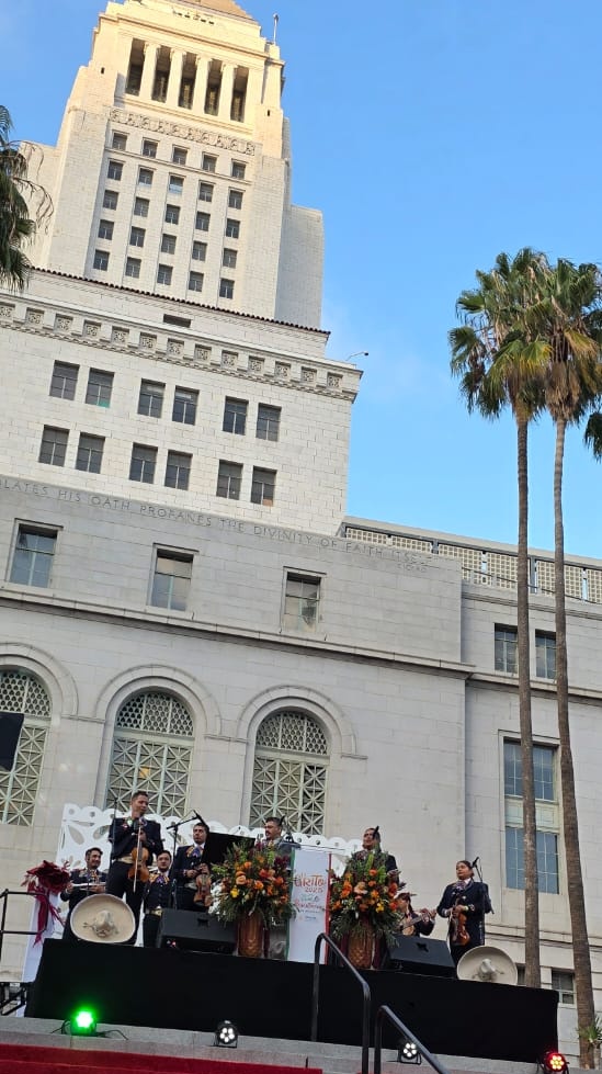 Acá andamos en el festejo patrio en el Palacio Municipal de Los Ángeles, California. Como presidente de la Comisión de Asuntos Migrantes del Congreso del Estado, participaré en distintas actividades con nuestra comunidad duranguense.

Agradezco la invitación al Comité Mexicano