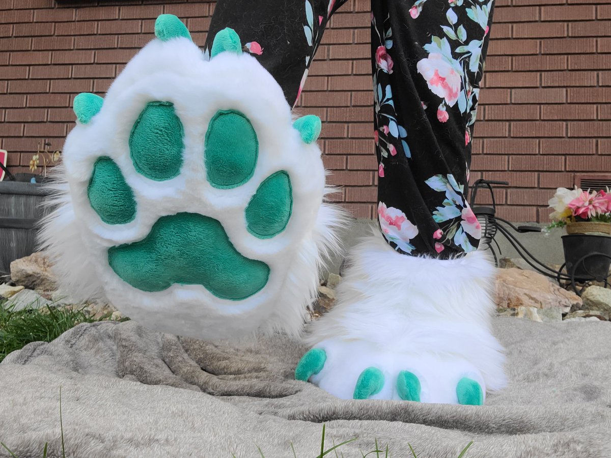 Dream_Creatures's tweet photo. I got the very first commissioned feet paws finished!!! They're made for @T4NN1S_ and I just adore the seafoam claws and beans! https://t.co/gMlZhda69y
