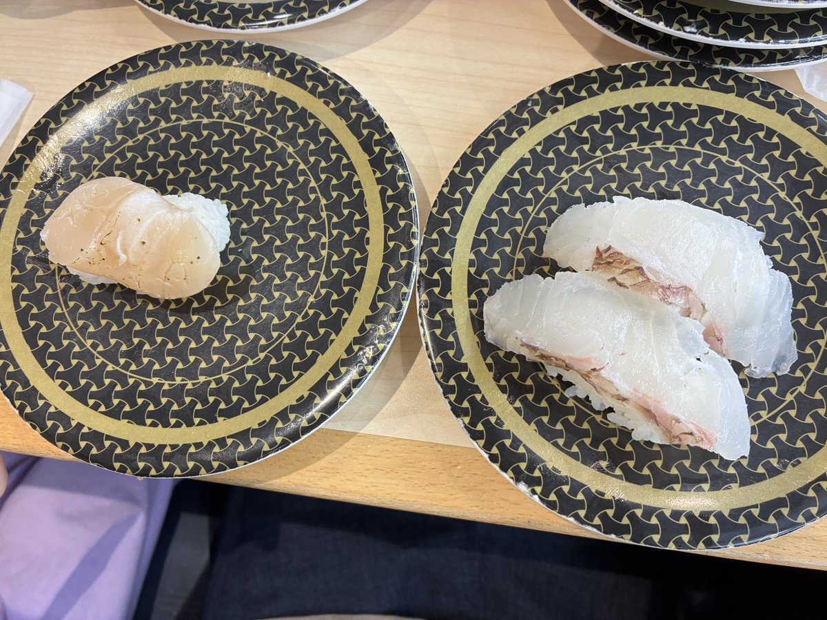 おはもっち☀️

昨日はじぃじ＆ばぁばと遅めのお寿司ランチにはま寿司に行ってきた🍣

たくさん食べる娘は、8皿食べて、更にポテトも食べてた😋
マグロ大好き(∩´∀`∩)💕

給食をクラスで5番目くらいに食べ終わるらしい🤣
好き嫌いがあんまりなくて、すごいね✨

ステキな1日を😊🍀