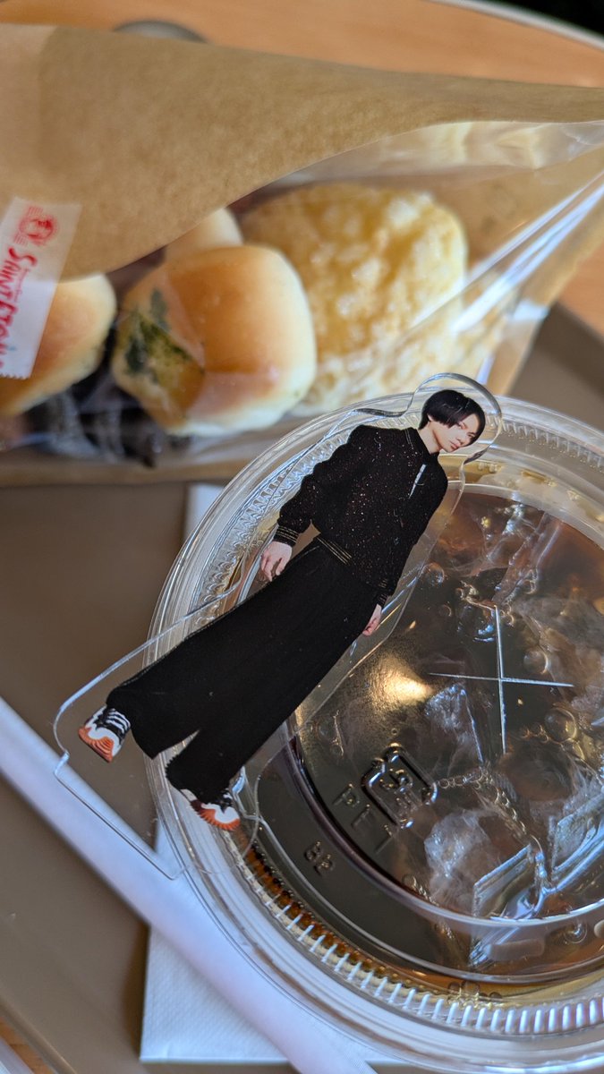 名古屋行く前にコーヒーをしばく。
パンは帰りの新幹線で食べる用です。

※ちなみにここは滋賀です。行くことを決めたのがギリギリだったのでホテルが取れなくて…。