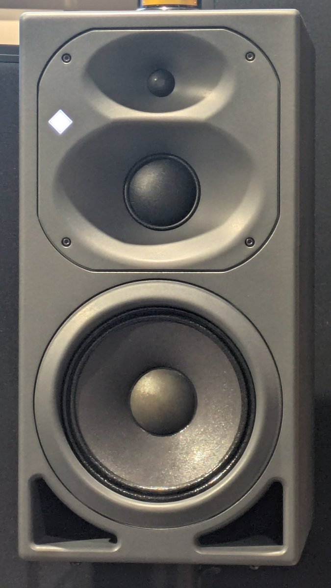 自分の仕上げた2mixのマスタリングに立ち会っております。