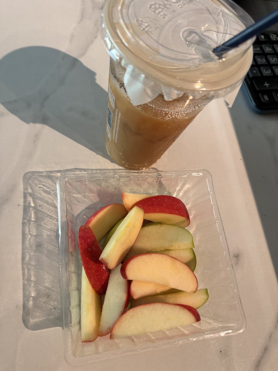 ragebubbles093's tweet image. Chat, rate my breakfast 🤕
200 g apples + oat milk latte